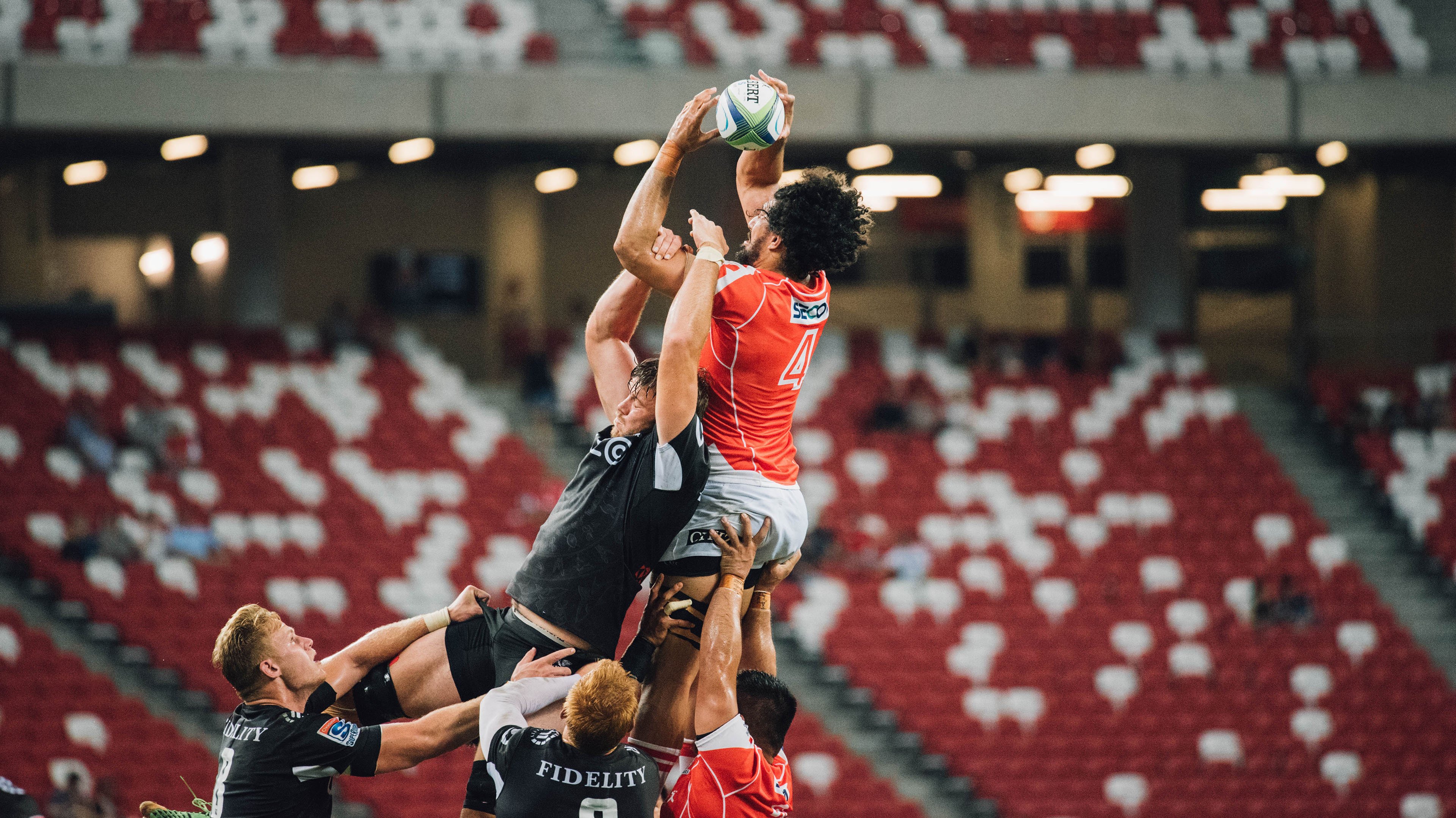 爱游戏网站-九州体育网站_ 大型夜空皮划艇表演，灯火点缀中感受水上魅力，皮划艇 项目